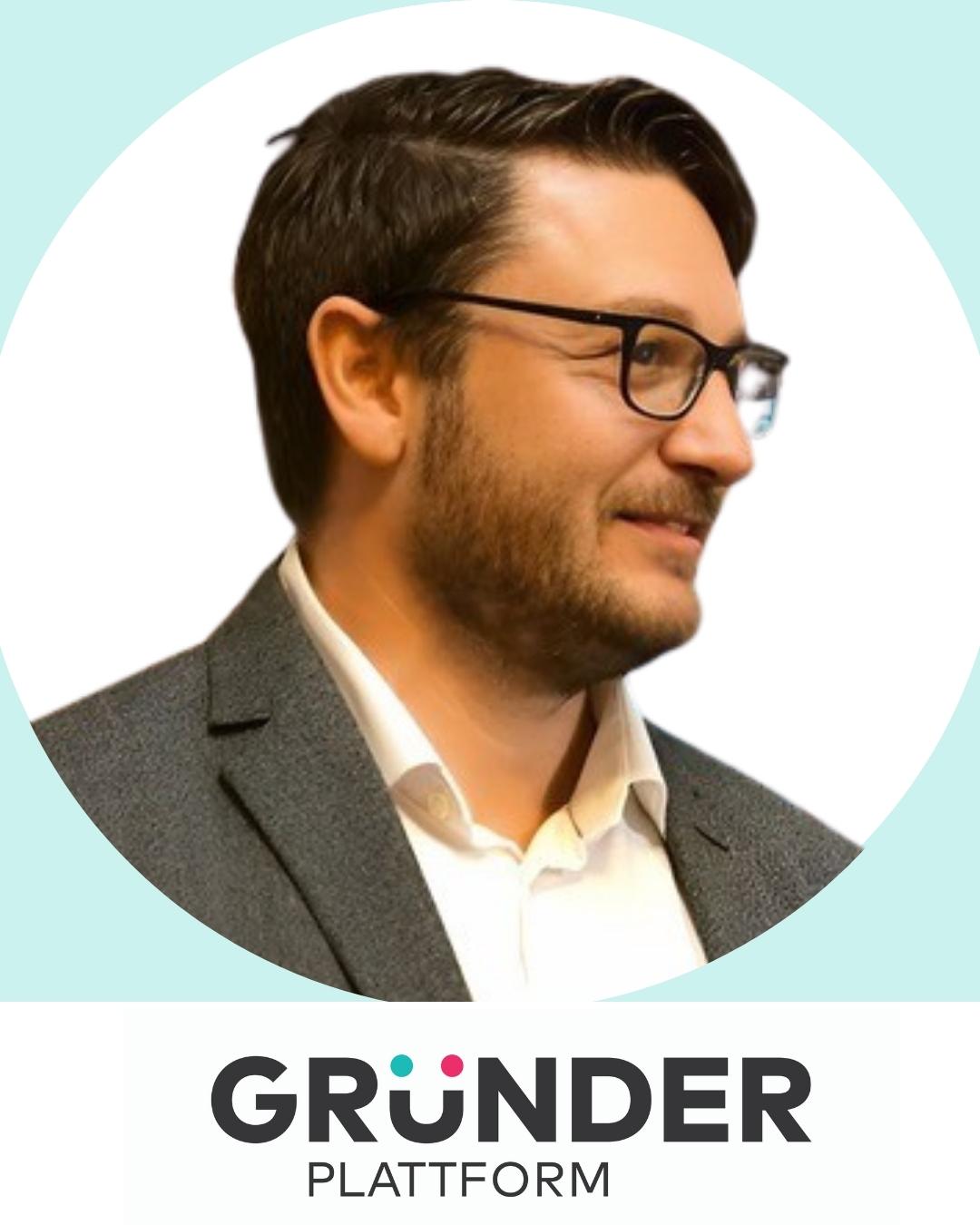Seitliches Bild von einm Mann mit Bart. Darunter das Logo der Gründerplattform