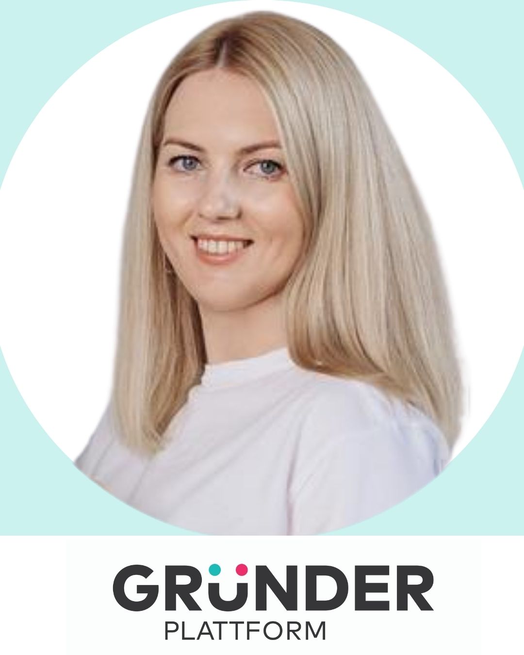 Porträtfoto einer lächelnden blonden Frau vor hellem Hintergrund. Unter dem Bild befindet sich das Logo der Gründerplattform.