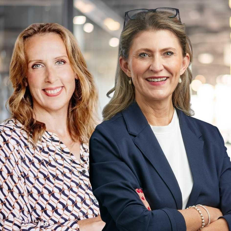 Bild von zwei Frauen vor einem Büro-Hintergrund