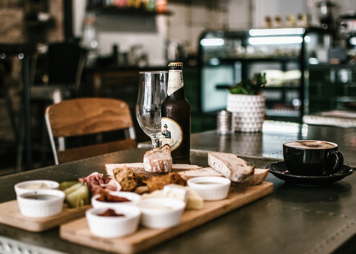Bistro-Tisch mit Getränk und Speisen