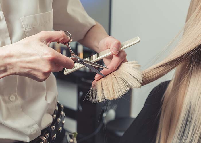Friseur schneidet Haare