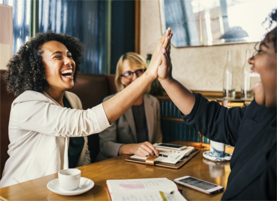 High Five zwischen Kolleginnen
