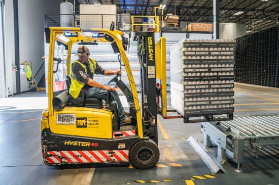 Ware wird in einem Lager transportiert