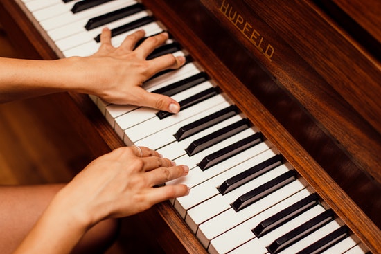 Hände spielen auf Klavier