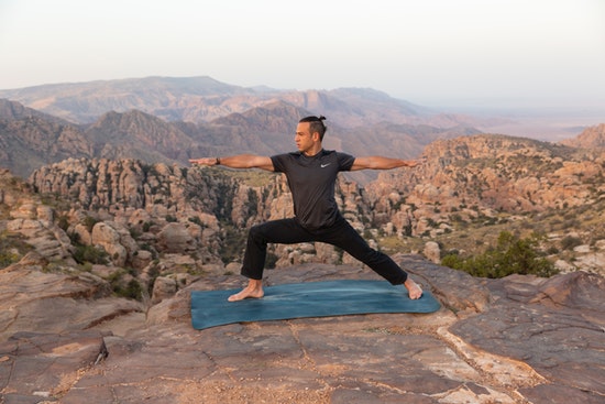 Person macht Yoga im Freien